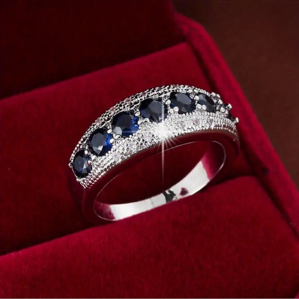 💙 NEW Stunning & Sparkling Sapphire blue & clear crystal eternity ring size 8 💙
